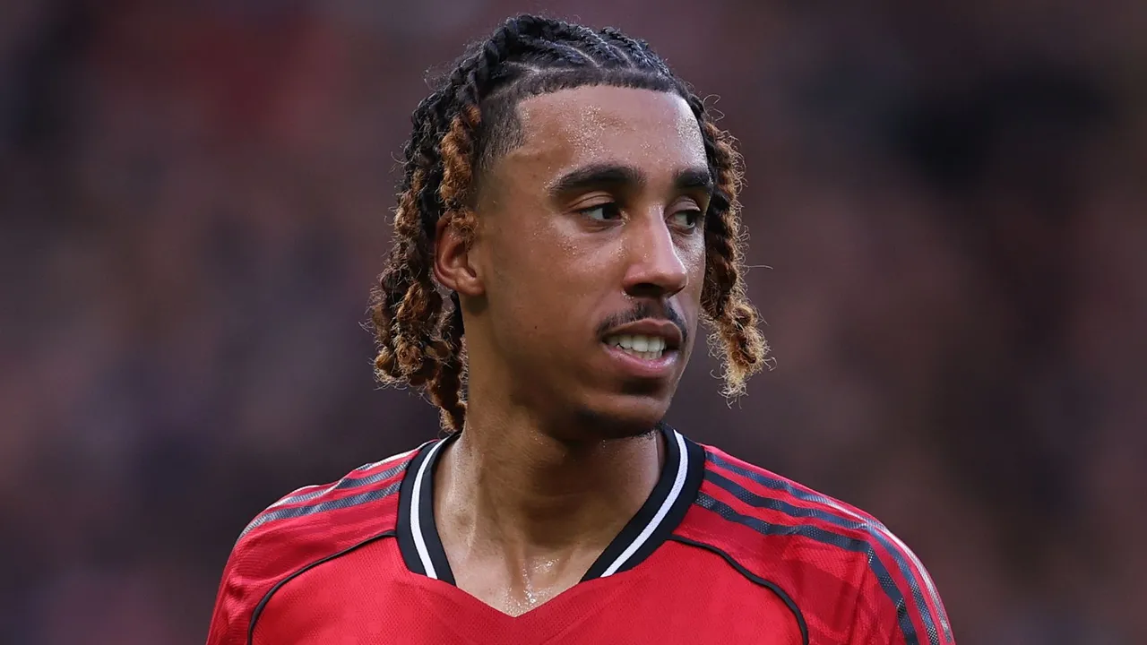 ريو فرديناند يوجه نصيحة دفاعية إلى ليني يورو بشأن مشاجرات مدافع مانشستر يونايتد